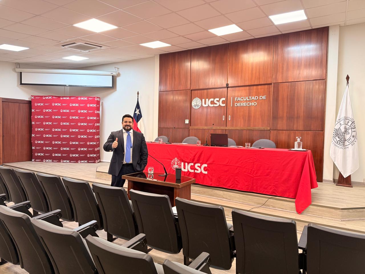 Leonel Torres Labbé en el auditorio de la Facultad de Derecho de la Universidad Católica de la Santísima Concepción