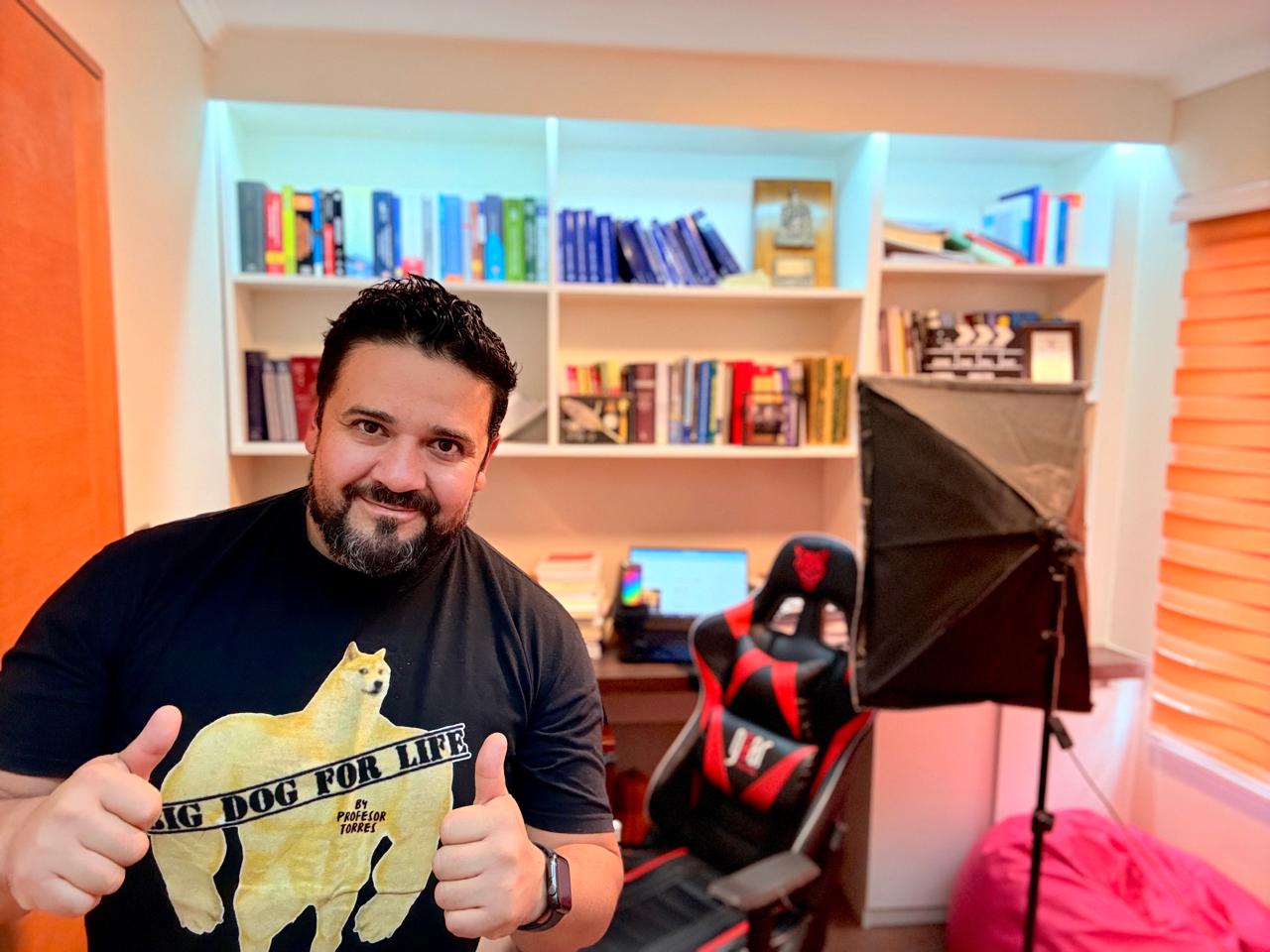 Leonel Torres Labbé en el estudio donde graba y transmite las clases de Docencia Jurídica Online por YouTube